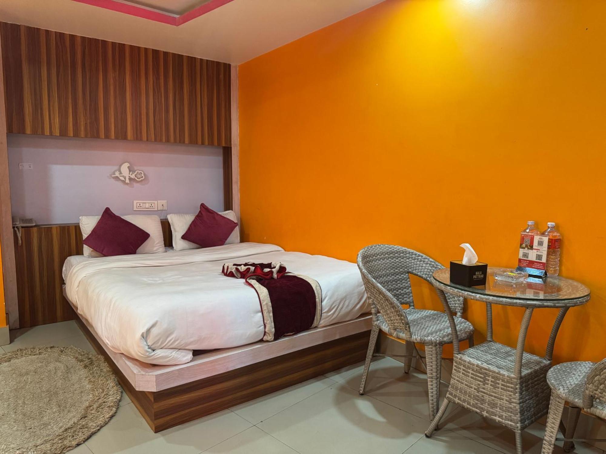 Om Tandoori Hotel كاتماندو المظهر الخارجي الصورة